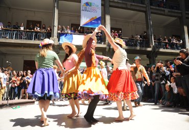 PUCV celebró Día Internacional con feria cultural donde participaron alumnos de 13 países