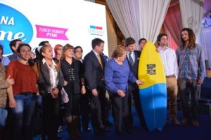 Proyecto apoyado por la Incubadora Social PUCV “COA Surf” fue reconocido por Michelle Bachelet - Foto 1