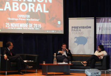 Presidente de la Asociación de AFP de Chile participa en conversatorio en la PUCV - Foto 1