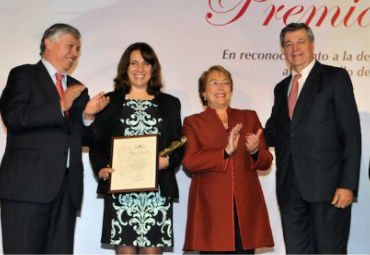 Asoex y Presidenta de la República entregan "Premio Guacolda" a ingeniera agrónoma PUCV