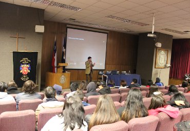 Exitosa participación de estudiantes PACE PUCV de Algarrobo en clase de Historia desarrollada en Casa Central - Foto 3