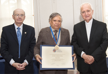 PUCV confiere el grado de Profesor Emérito al Premio Nacional de Historia Eduardo Cavieres - Foto 1