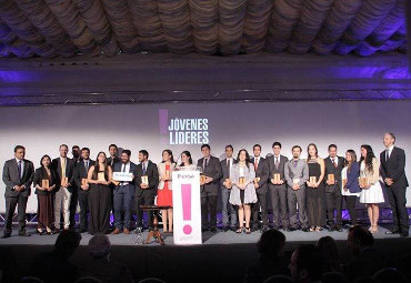Ex alumna recibió dos premios por su aporte a la ciudad de Valparaíso
