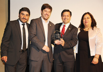 PUCV recibe reconocimiento de SENCE por su destacado rol en colocación laboral y capacitación de trabajadores - Foto 1