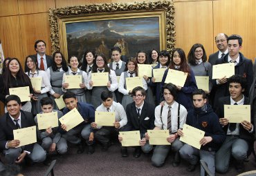 PUCV certifica a escolares que finalizaron Curso de Educación Cívica impartido por la Escuela de Derecho - Foto 4