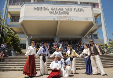 Conjunto Folklórico PUCV ofreció concierto de Navidad en el Hospital Van Buren - Foto 1