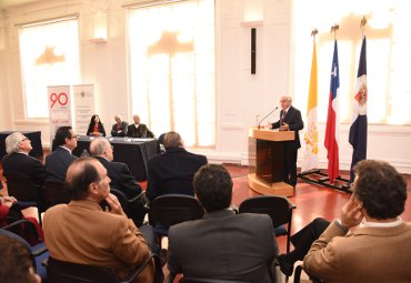 Académico Carlos de Carlos Stoltze es investido como Profesor Emérito de la PUCV - Foto 2