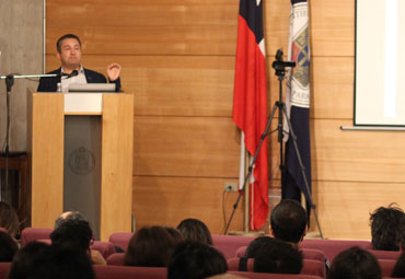 Escuela de Periodismo recibe a destacado académico del grupo de fundadores de BBCNews.com - Foto 1