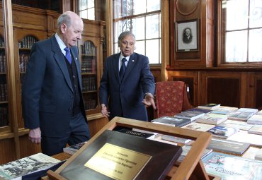 Profesor Emérito Eduardo Cavieres dona colección de libros de historia regional a la PUCV - Foto 4