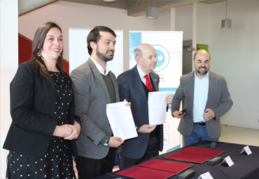 PUCV y Corporación Municipal de Valparaíso firman convenio de cooperación en el área de la oftalmología - Foto 3