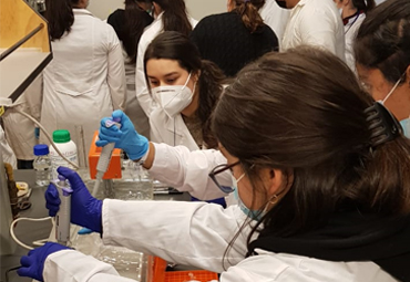 Escuela de Ingeniería Bioquímica recibe a 36 estudiantes de Nogales y Viña del Mar
