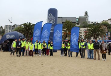 PUCV desarrolla valiosa labor educativa en limpieza de Playa Caleta Portales - Foto 1