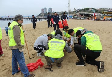 PUCV desarrolla valiosa labor educativa en limpieza de Playa Caleta Portales