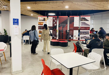 Exposición itinerante sobre restauración de Casa Central recorre Campus de la Universidad - Foto 4