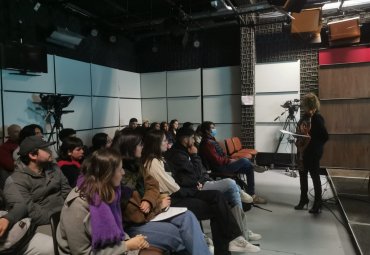 Estudiantes de Periodismo asisten a taller de apreciación “Historias de la Dictadura”