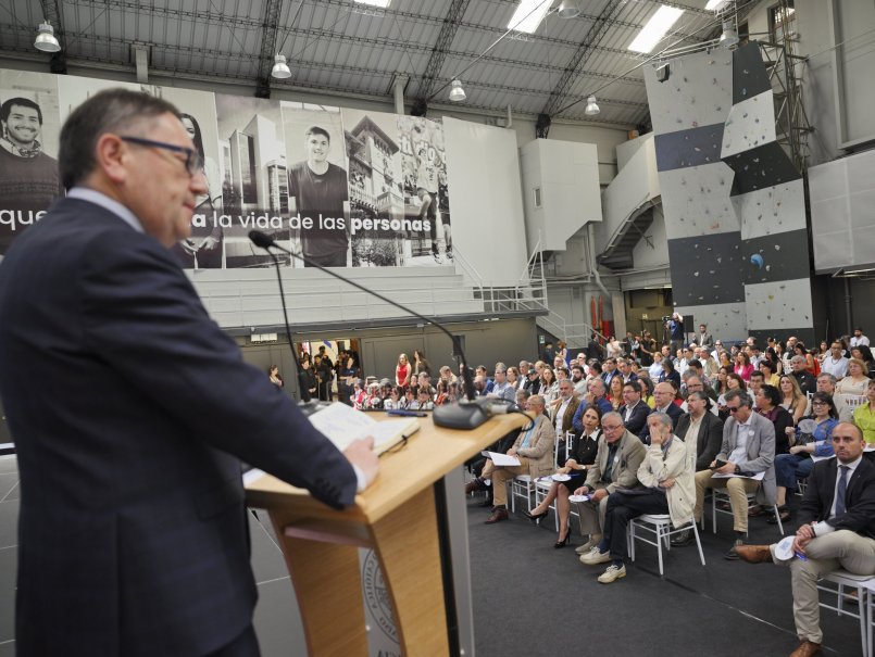 Reconocen a alumni destacados en ceremonia que reunió a diversas generaciones