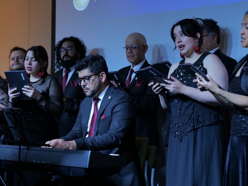 Música coral y tradición navideña marcaron el concierto “Cantus Natalis” en PUCV Santiago