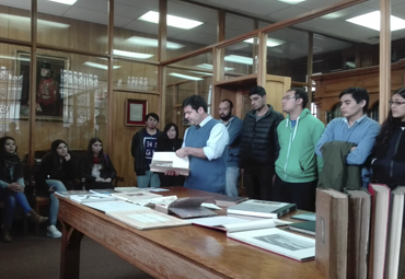 Estudiantes de la Escuela de Comercio visitan Fondo Histórico Patrimonial Eduardo Budge