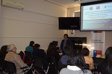 Decana de la Facultad de Ciencias de la PUCV realiza seminario de corrosión en la Dirección Nacional de Obras Portuarias