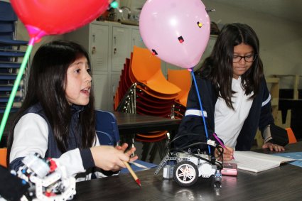 Estudiantes de quinto básico viven jornada educativa con competencia robótica en el Makerspace de la FIN-PUCV