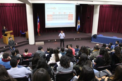 Estudiantes de Ingeniería Civil Industrial recibieron consejos del fundador de la plataforma de idiomas Itandem