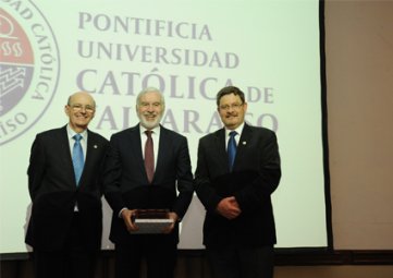 Ex alumnos PUCV reviven su paso por la Universidad en Cena Alumni Santiago 2016