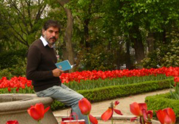 En París presentó su nuevo libro el profesor Ricardo Espinoza