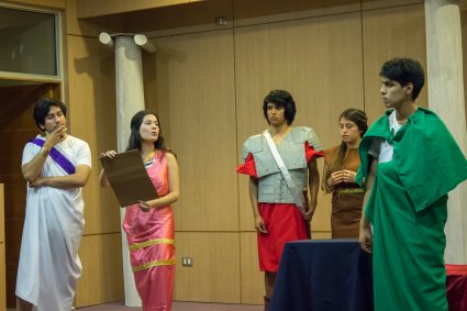 Estudiantes de primer año presentaron la obra de teatro "Roma sin cadenas"