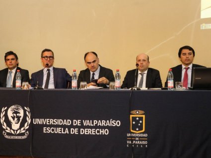 Académicos PUCV y UV debatieron sobre reformas al sistema de libre competencia