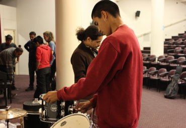 Nuevo coro y banda de la Facultad de Ingeniería PUCV realizó su primer ensayo abierto para estudiantes interesados en la música