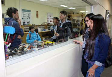 Alumnos del Colegio IRE de Rancagua conocen las dependencias de la Facultad de Ingeniería de la PUCV