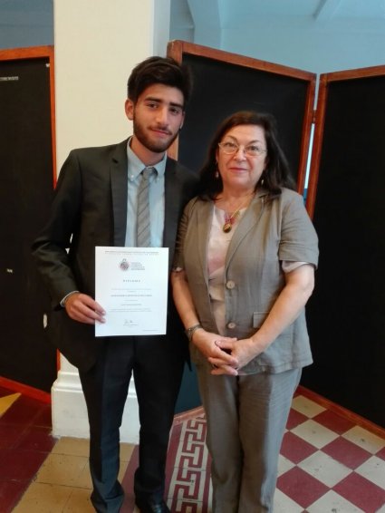 Estudiante de la Escuela de Comercio recibió Premio a la Excelencia Académica 2016