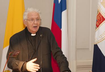 Padre Joaquín Alliende donó sus obras a la PUCV: "Estoy contento de que mi archivo haya llegado a buen puerto"