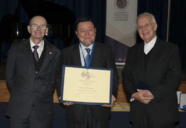 Profesores de la Facultad son distinguidos con la condecoración Fides et Labor al Mérito Académico
