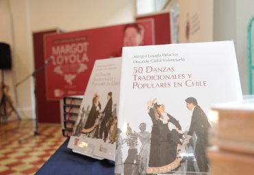 Libros de Margot Loyola y Osvaldo Cádiz formarán parte de la Casa del Senado de la Universidad de Londres