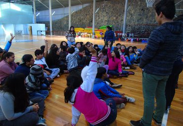Escuela de Educación Física colabora en proyecto para niños del campamento Felipe Camiroaga de Forestal
