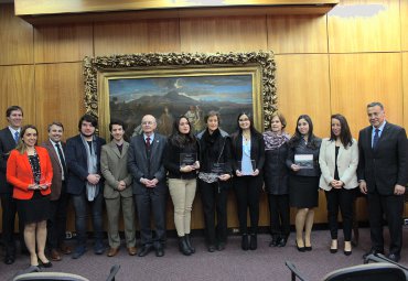 Banco Santander entrega becas para movilidad internacional a académico y alumnos de la PUCV