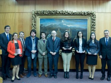 Banco Santander entrega becas para movilidad internacional a académico y alumnos de la PUCV