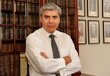 Ranking de Chambers & Partners ubica a profesor Eduardo Cordero entre los 6 abogados de Derecho Público más destacados del país