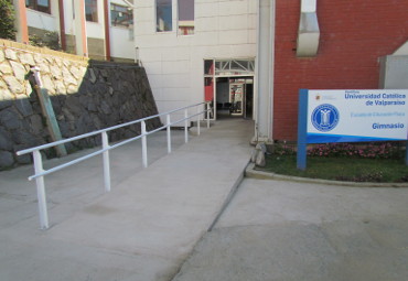 Escuela de Educación Física instala rampa de acceso universal en su gimnasio y placa recordatoria