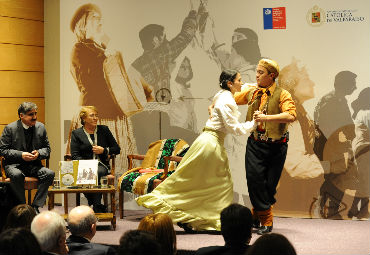 Presidenta Bachelet presentó registro audiovisual de libro realizado por Margot Loyola y Osvaldo Cádiz