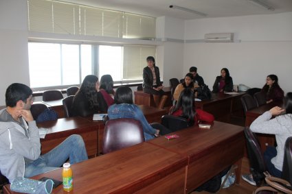 Alumnos participan en charla motivacional sobre intercambio estudiantil.