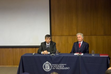 Catedrático de la Universitat Pompeu Fabra imparte conferencia en Derecho PUCV