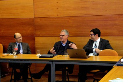 Académicos chilenos y extranjeros participan en coloquio sobre Derecho Medioambiental