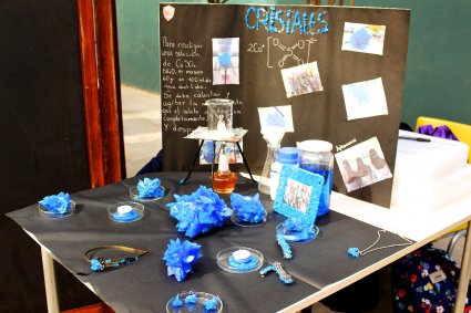 Escolares participan en la 4ta versión del Concurso de Crecimiento de Cristales