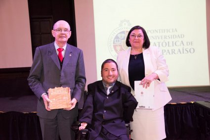 Cristóbal López recibió Premio Alumni Destacado 2017