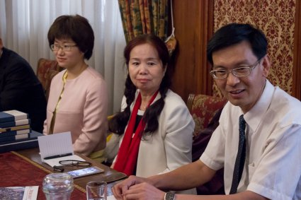 Autoridades de Derecho PUCV reciben a delegación de la Universidad de Finanzas y Economía de Yunnan