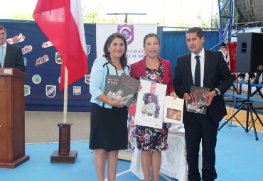 Fondo Margot Loyola donó libros a colegio que recuerda a la maestra en Linares