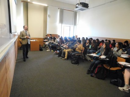 Estudiantes de Enseñanza Media asisten a clases en Derecho PUCV