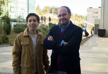 Profesor Claudio Elórtegui e Ignacio Milies, estudiante de Periodismo PUCV, son coautores en libro sobre diplomacia pública digital